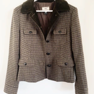 Kavaj/jacka  - Skitsnygg jacka med mönster. Slim passform, sitter nice över axlarna. Knappar och detaljer. Pris kan diskuteras💕