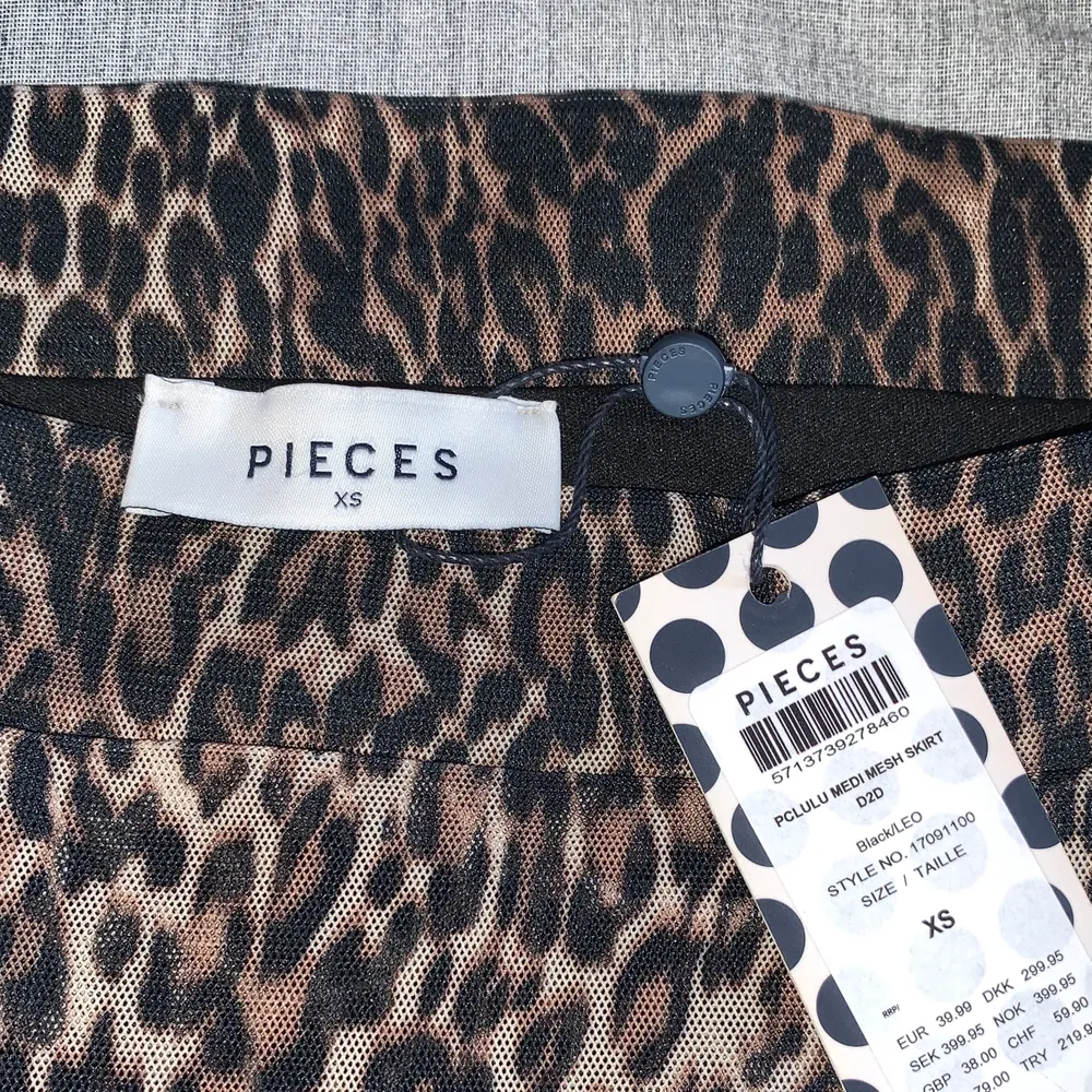 En snygg leopardmönstrad kjol i Stl XS, aldrig använd och prislappen sitter kvar. Köparen står för frakten💗. Kjolar.