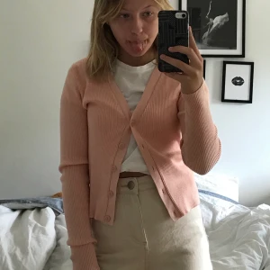 Ribbad kofta  - Ribbad jättefin kofta från Gina, använt 1/2 gånger, jättefint skick!!! Nypris 300kr, säljer 120+frakt 