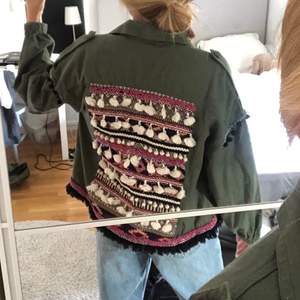 Grön tunn jacka med coolt mönster i ryggen från Zara. Säljer pga att den ej kommer till användning längre. En extra knapp kommer med ☺️