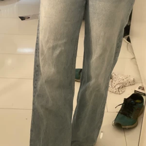 Monki jeans - Snygga monki jeans med  några jättesmå slitningar längst ner på benen!💞