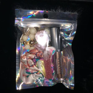 Goodiebag  - En supersöt goodiebag som innehåller en scrunchie, liquid eyeshadow, ett armband och nagelpärlor💖 49kr plus frakt