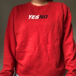 Röd Sweatshirt - En mjuk sweatshirt köpt från Carlings. Är i storlek S men passar S-M