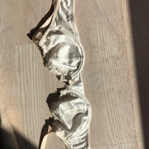 Vit bralette  - Vit bralette med bygel och spets detaljer. Säljare står för frakt 