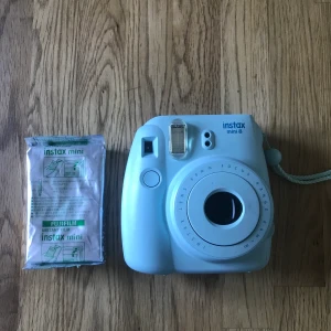 Polaroidkamera! - Säljer min gamla polaroidkamera (instax mini 8) pga den inte kommer till användning längre. Den är rätt sliten vilket syns på bilderna men själva bilderna och linsen är det inget fel på☺️ Finns 6 bilder kvar+10 bilders film. FRI FRAKT :)