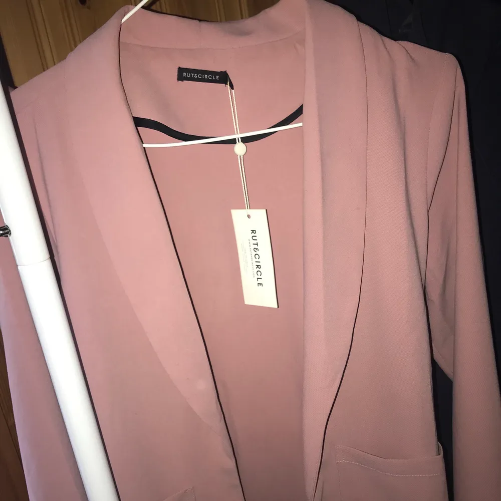 Oanvänd blazer med lappen kvar, enbart provad för bilder ✨ den kommer tyvärr inte till användning trots att den är hur fin som helst. Den är i storlek S. Nypris 499:- på Rut & Circle, mitt pris är 349:- 🤩 (ett tips är att köpa till spetsbhn jag lagt ut tidigare, och ha under blazern, hur snyggt?😍). Tröjor & Koftor.