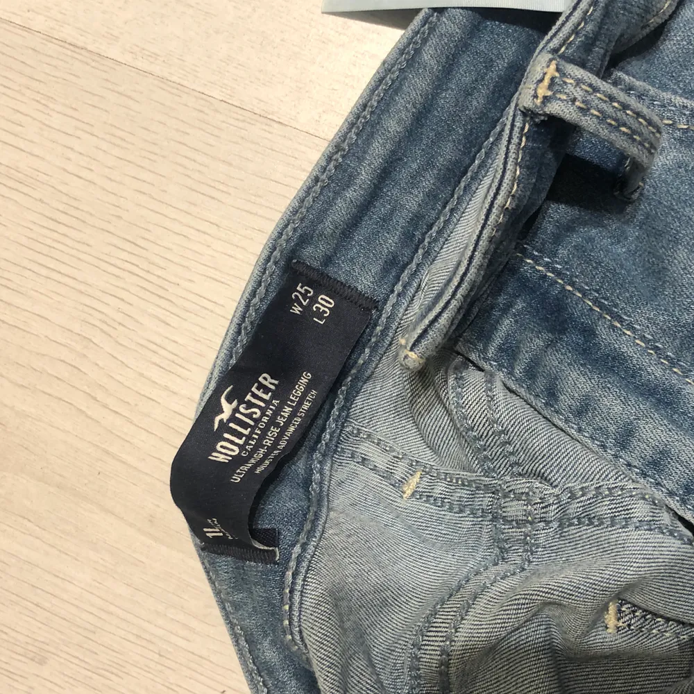 Tajta hollister jeans i st 25/26 i midjan och 30 i längden! Passar mig som är 177! Skulle säga att de motsvarar S fast längre! De ljusa är helt nya och de mörka använda ett par gånger! Köp tsm eller var försig! 150 för de ljusa och 100 för de mörka . Jeans & Byxor.