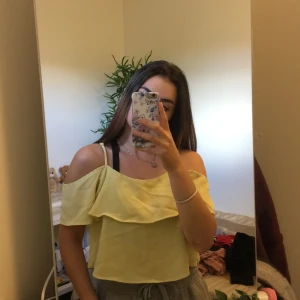 Tshirt  - En lös t-shirt. Frakt ingår inte och betalningen sker endast via swish! Skriv om du är intresserad!❤️