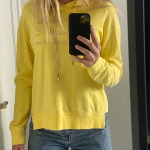 Design hoodie med glitter snören  - Designhoodie Gul med 3D text & glitter. As coolt Glitter streck på ryggen. Super skön & snygg till både jeans & kjol på sommaren. Från det fina danska märket Gustav 