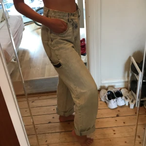 Jeans  - Ascoola baggy jeans från Cheap monday. Jag är storlek 26 men passar större storlek också!!