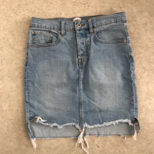 Jeanskjol Strl. M - Sparsamt använd medellång jeanskjol från Lager157. Storlek M, lätt stretch. 