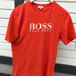 Hugo Boss T-shirt strl S-M - Passar S-M, bra skick