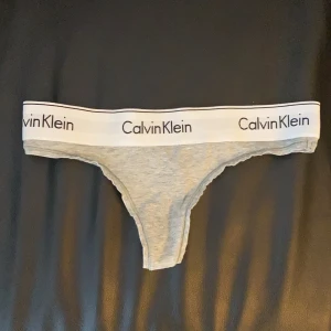 Calvin Klein trosor  - Säljer dessa oanvända Calvin trosorna i storlek xs. Men passar även s för de är tybara. Säljer även ett par svarta Calvin trosor. 