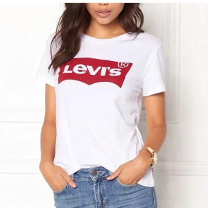 BUDA - 2 Levis t-shirts  - Säljer 2 Levis t-shirts. Den gråa är aldrig använd, den vita är använd få gånger. (Litet hål i den vita, se bild 2) dock inget som man märker. Passar xs och s. BUDA VAD NI VILL GE 😃