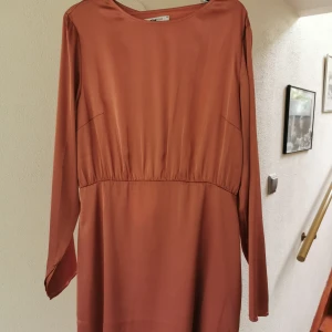 Klänning frå Gina Tricot - Aldrig använd. Fin liten öppning i ryggslutet. Finns i Göteborg. Kan skickas men då står köparen för frakten. 