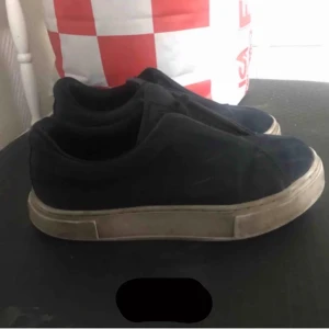 Eytys - Säljer mina marinblåa eytys, dom är välanvända och mycket slitna därav priset. De är i storlek 38 men passar alltifrån 37-39 💕