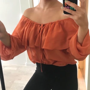 Off shoulder blus - En söt off shoulder tröja i storlek 36. Från Gina. Går att knyta aningen tightare eller lösare där fram. Kan frakta eller upphämtas i Bromma. 