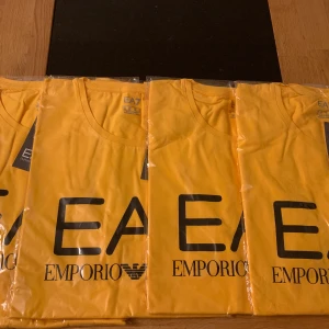 T-shirts- M  - En helt ny T-shirt 250 kr styck 