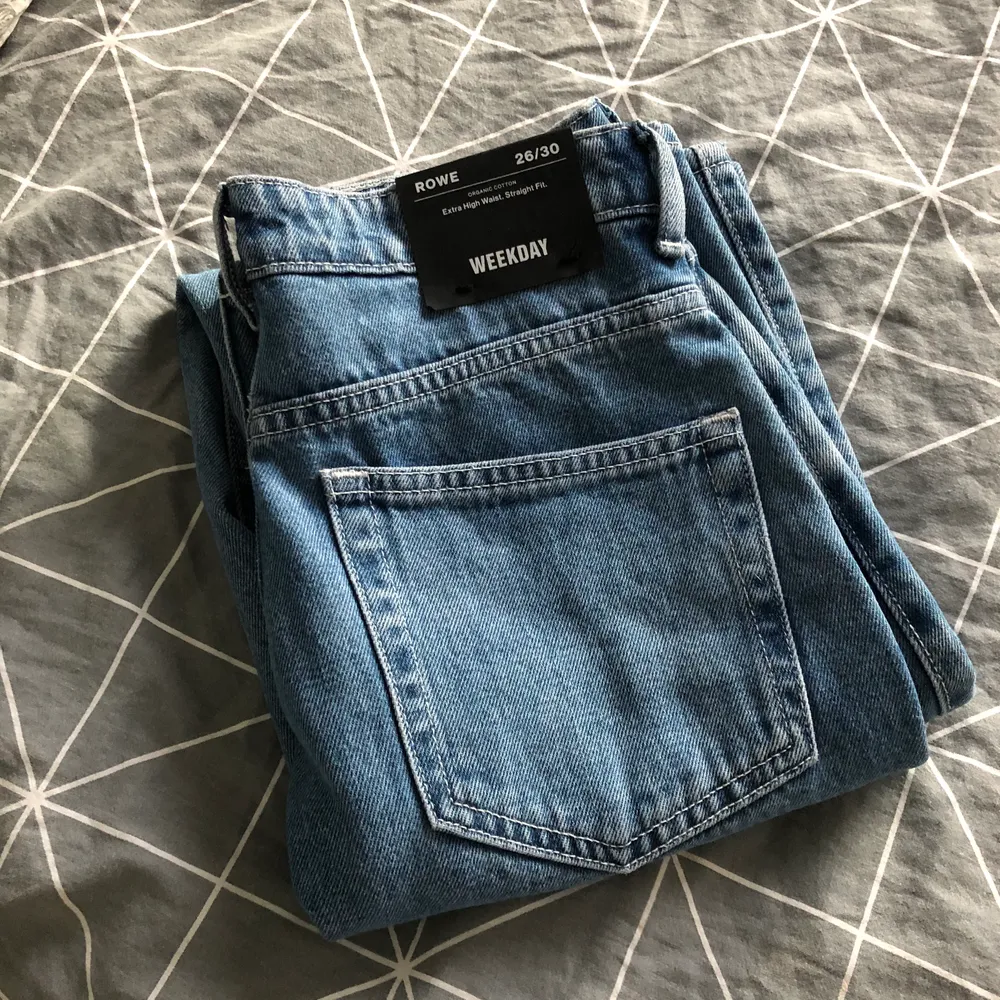Säljer dessa oavända weekday jeans i modellen rowe då jag har ett par likadana i svart och dem blir lite för stora när de töjer ut sig. Säljer för 370 ink frakt ✨. Jeans & Byxor.