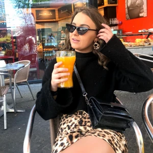 LEOPARDKJOL  - JÄTTEcool kjol i S från Bikbok! Sparsamt använd och säljer för att den blivit lite liten! Frakten som ligger på 44kr betalas av köparen ✨ 