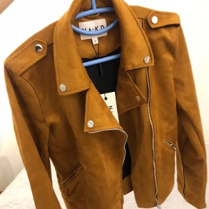 Jacka från NA-KD - Helt ny jacka från NA-KD. Super snyggt till hösten.  Storlek: 32 passar även 34. 