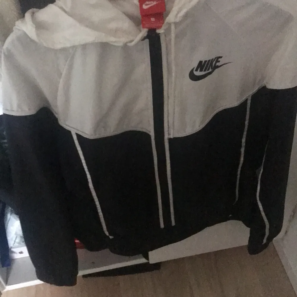 säljer denna jacka ifrån nike. Storlek s. 100kr+frakt. Jackor.