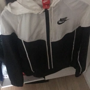 nike - säljer denna jacka ifrån nike. Storlek s. 100kr+frakt
