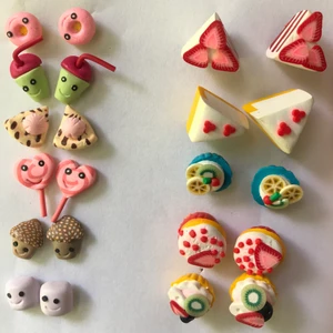 Örhängen - supersöta örhängen i mängder! de lite mindre på vänster sida säljer jag för 10kr styck & de större på höger sida säljer jag för 20kr styck! Alla örhängen säljer jag för 125 💕💕