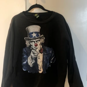 Svart tröja med tryck - en oversize tröja med tryck, storlek LX men den är som en M. I ett väldigt bra skick, knappt använd. 