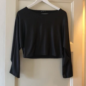 Crop top. Svart metallic  - Svart-metallic tröja, låna ärmar. Strl M NLYONE använd 1gånga
