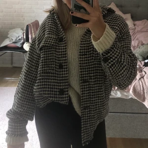 Stickad skjortjacka - Snygg och bekväm stickad mönstrad skjortjacka från Zara. Köpt i vintras, endast använd fåtal gånger. Köpt för ca 500kr. Är i storlek XS men är oversize så passar allt från XS-M. Kan mötas upp annars står köparen för frakt!