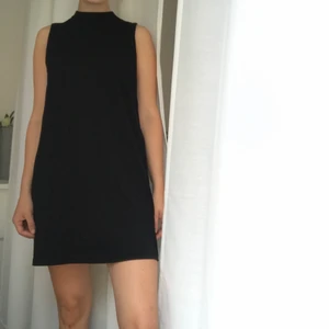 Klänning hög krage  - ÄLSKAR denna klänningen. Känner mig som Audrey Hepburn haha. Dock så är dragkedjan i nacken trasig, den går inte att dra upp. Så detta är kanske ett köp för den sykunnige. I övrigt helt felfri!!