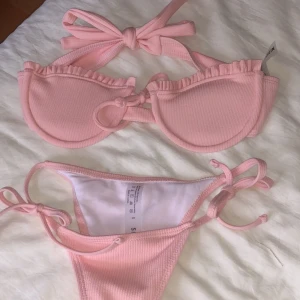 Jättefin bikini ifrån SHEIN! - Säljer på grund av att jag inte behöver den, har andra och behöver rensa garderoben. Man knyter där bak så du kan ha den så att den passar dig perfekt! OANVÄND! 