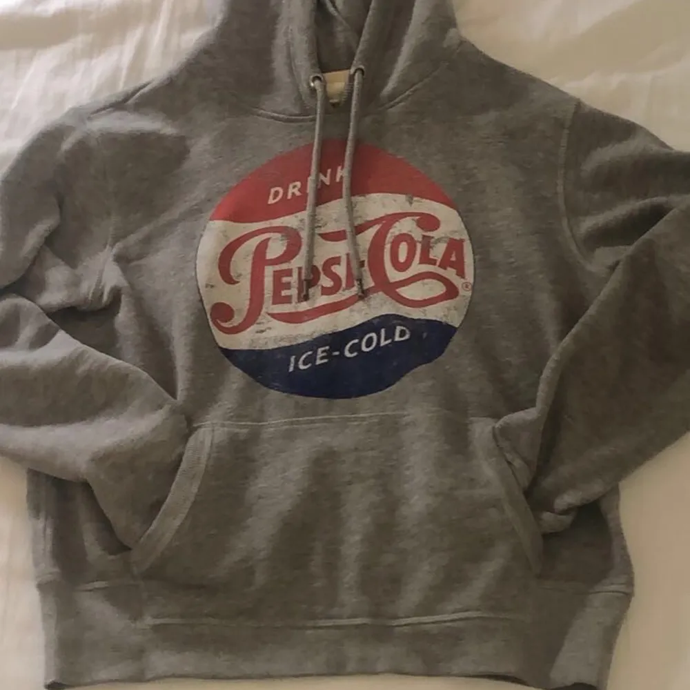 Jätte mysig grå hoodie från hm, pepsi-cola tryck på framsidan. Betalning sker via swish(köparen står för eventuell frakt, eller mötas upp)💞💞. Hupparit & Collegepaidat.