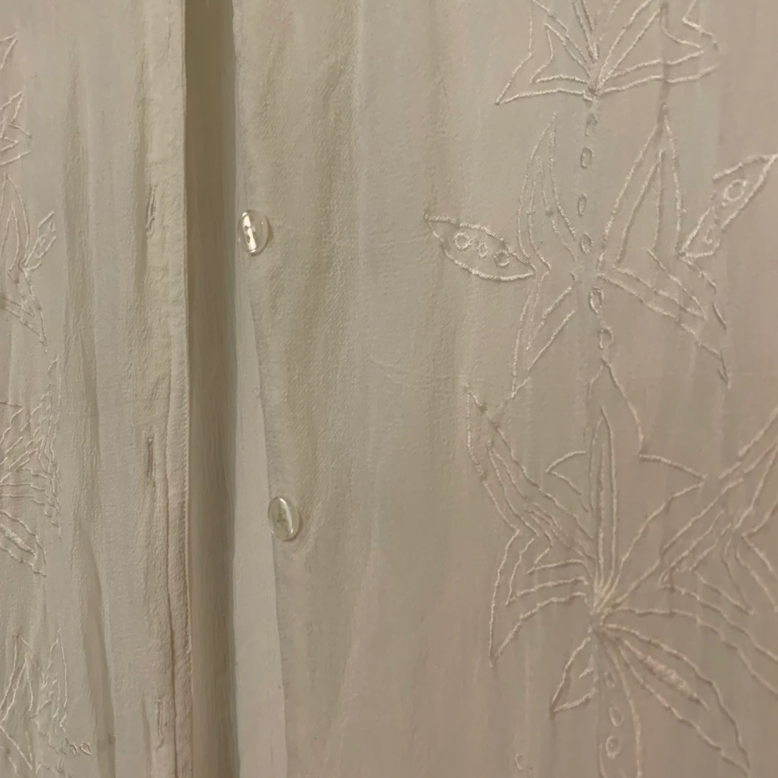 Transparent skjorta med broderier - 91