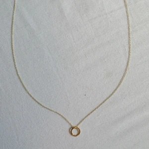 Guldplatterad halsband  - Silver halsband i guldplätering. Oanvänd och inköpt för 299kr. Tillhörde armband finns också, se i min profil 