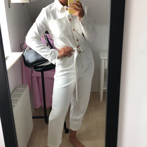 Jumpsuit - En riktigt snygg jumpsuit från NA-KD!!!! Så sjukt bekväm och passar perfekt nu till sensommaren när man fortfarande vill vara fräsch men det kanske är lite kallt ute! Som ni ser är den lite kort i benen, men med klackar eller några snygga sneakers blir det hur ballt som helst! Jag är 168 cm för er som undrar det :) 