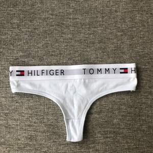 Säljer helt oanvända Tommy Hilfiger Stringtrosor. Inte ens testade på då då dem är alldeles för små för mig! Frakt 11 kr.