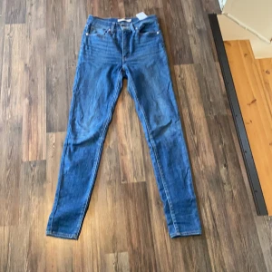 Mile High super skinny jeans från Levis - Mile High super skinny jeans från Levis strl 27. Inga fläckar eller spruckna sömmar men väl använda. Färgen har blecknat lite på bakfickorna men annars i bra skick! Originalpris 1149kr. Kan mötas upp i Stockholm och tar emot både swish och kontanter. Vill bara bli av med allt! Pruta gärna! Kan säkert fixa bra paketpris! 