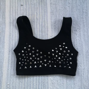 Topp m nitar  - ⚡ Topp med nitar på, stl S. Fint skick. True to size. L 29. B 32x2 men såklart mkt stretchig. 50kr pp 22kr