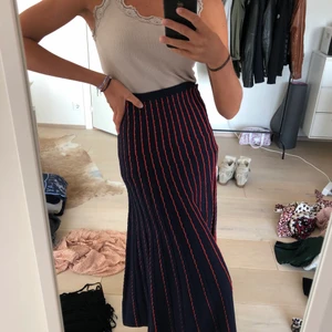 Långkjol - Såå fin långkjol i blå och orange färg i fint mönster. Knappt använd. 