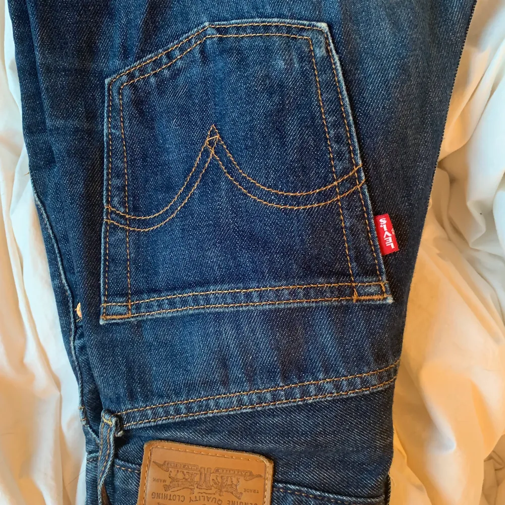 Säljer dessa sjukt snygga och trendiga Levis jeansen eftersom att jag vuxit ur dom :( jag är 180 cm och dessa går ungefär till ankeln på mig. Det är bara att säga till om ni har några frågar eller om ni vill ha fler bilder :) budgivningen avslutas 25 augusti alltså tisdag kl 20:00❤️ OBS! Säljer inte för lägre än 500kr :). Jeans & Byxor.