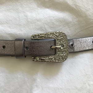 00-talet skärp  - Skärp i typisk 00-talet stil. Kan mötas upp i Stockholm eller frakta. 