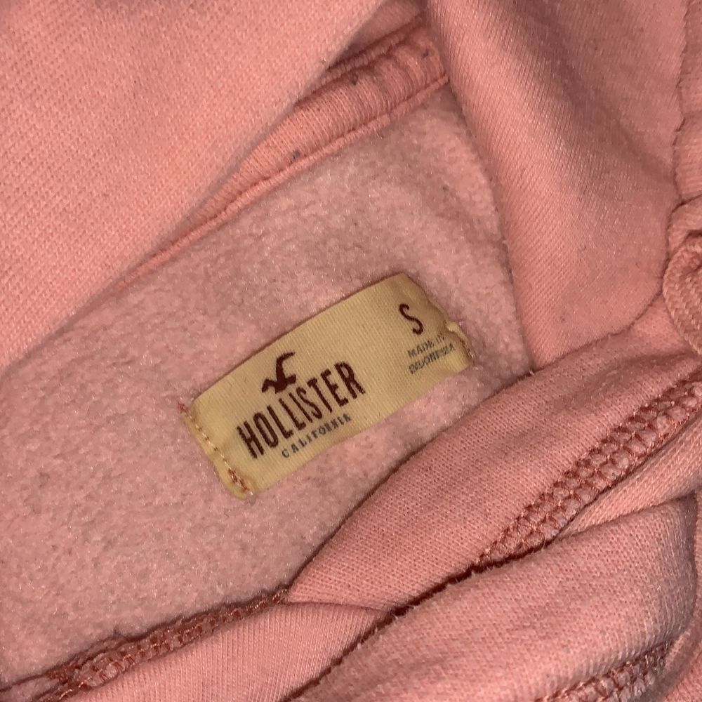 Super söt rosa hoodie från hollister. Använd ett fåtal gånger, skönt och behagligt material. Strl S. Super fint print på framsidan med fågeln o texten. Ordinarie pris ligger runt 500kr men säljs för 190kr+ frakt. Hör av dig vid intresse, pris kan diskuteras💗. Huvtröjor & Träningströjor.
