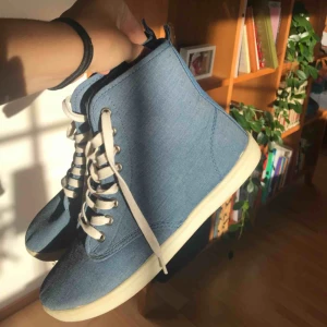  - Super coola blå skor! Använda 1-2 gånger max och är därför i mycket gott skick!🥰❤️ Mycket lite frakt tillkommer🥰😋😘