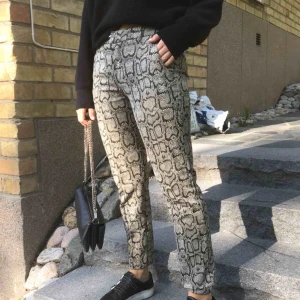  - Extremet snygga ormbyxor (kostym form) i bra skick🤩 Skriv gärna om du har frågor💓