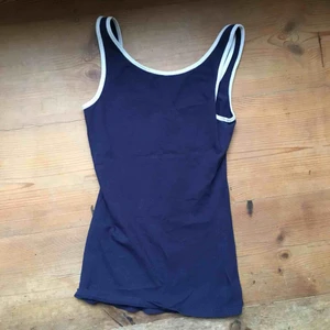  - Snyggt linne i ganska okej skick. Mörkblått. Man kan ha det åt båda håll, men rekommenderar att man har det med det höga framåt så får man en djup rygg!