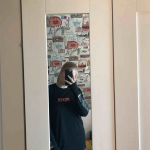  - Skitfet JB-tröja. Använd max 5 gånger. Sitter sjukt bekvämt, går inte att köpa i butik längre. Sitter ner till rumpan på mig. Strl L i mansstorlek. Frakt ingår i priset! Använder inte för jag inte är beliver längre lol🤡🥰