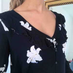  - Supersöt blus från mango. Sparsamt använd, säljs då den inte kommer till användning. Eventuell frakt tillkommer (45kr) Kan mötas upp i Helsingborg!