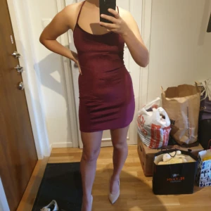  - Plommonfärgad festklänning i sammetstyg. Står ingen storlek men jag är 36-38 och skulle säga att det motsvarar detta. Den är väldigt stretchig och skön :) Använd 1 gång. Säljes då den aldrig kommer till användning.  Kan mötas i uppsala eller frakta men då står du för frakten :)